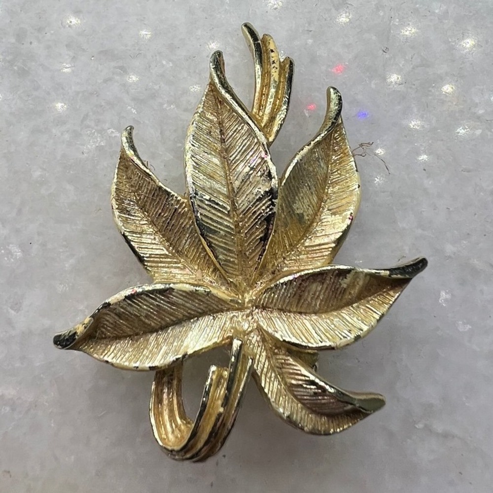 Gerrys Brooch Women OS Gold Textured Leaf Vintage Costume Jewelry Pin